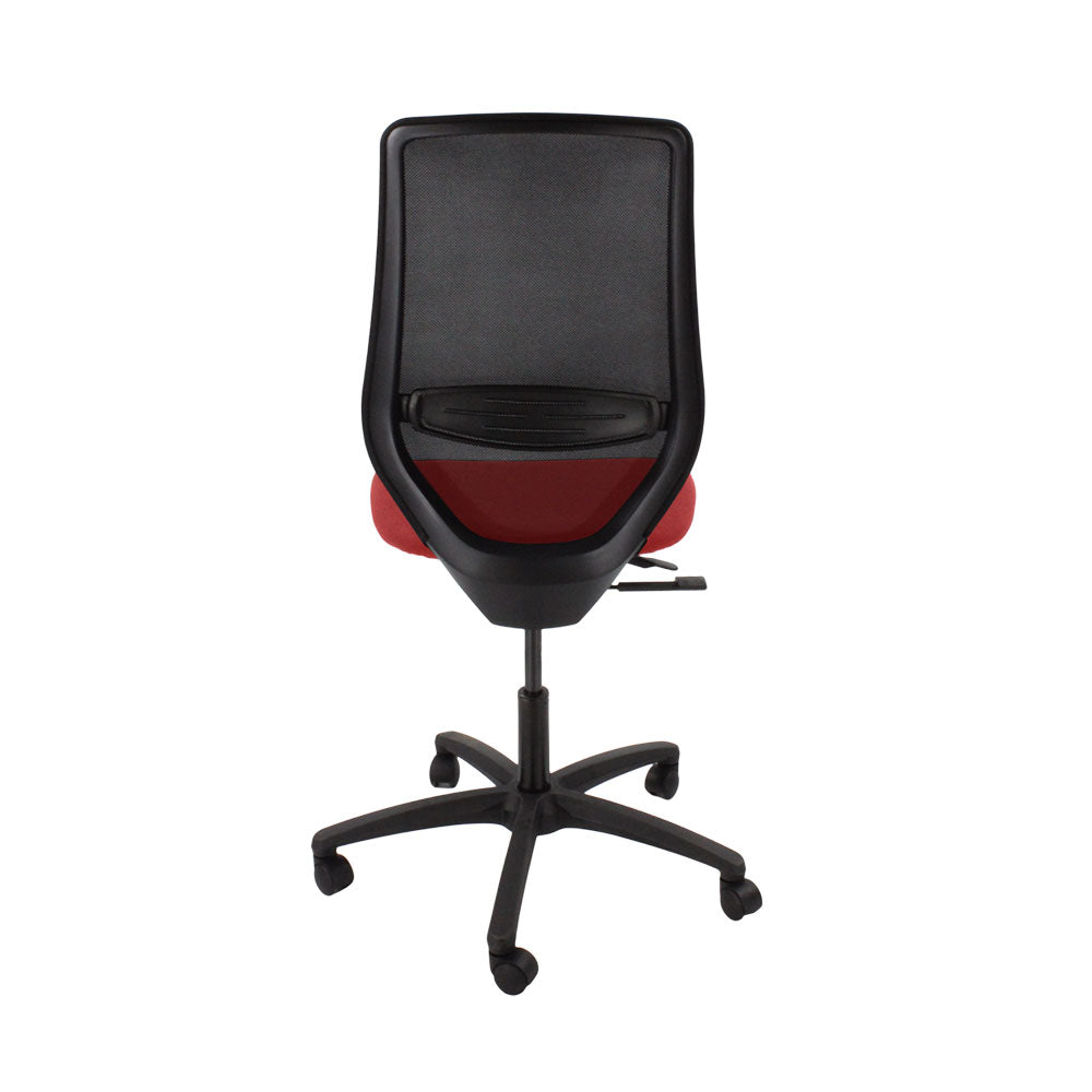 The Office Crowd: Silla operativa Scudo con asiento de tela roja sin brazos - Reacondicionada