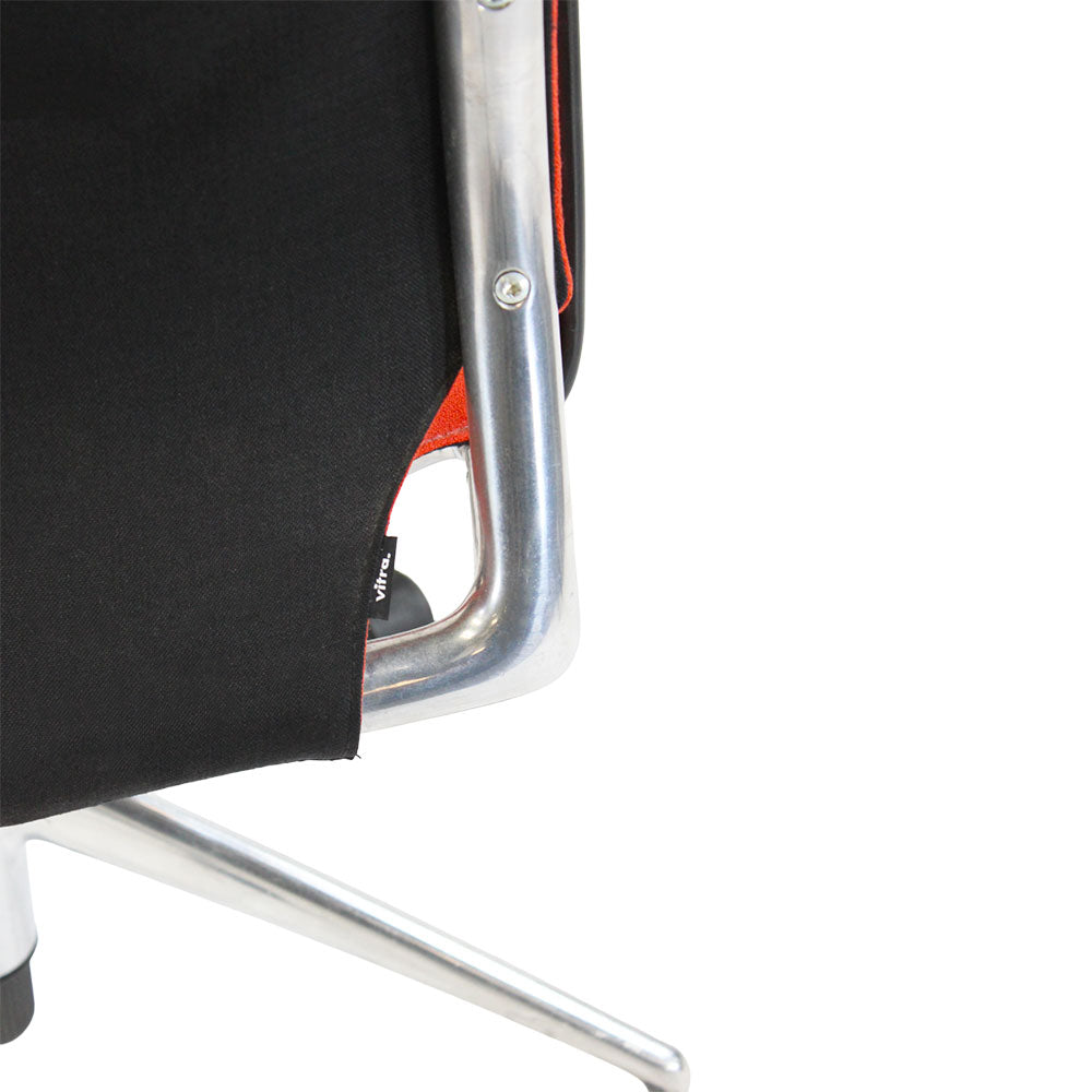 Vitra: Silla de Oficina Meda con Estructura de Aluminio en Tela Roja - Reacondicionada