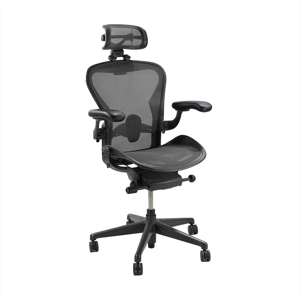 Herman Miller: Aeron Tamaño B Remasterizado con Reposacabezas en Grafito - Reacondicionado