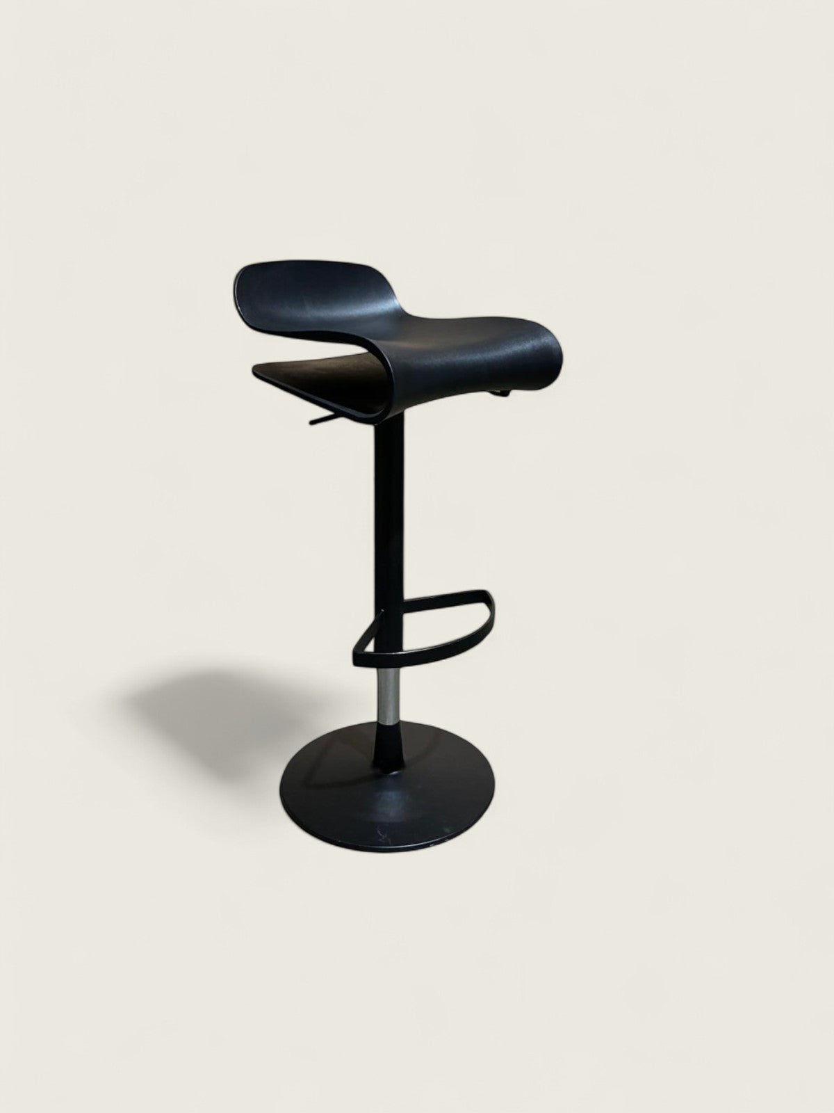 <tc>Kristalia</tc>: Taburete de bar - Reacondicionado