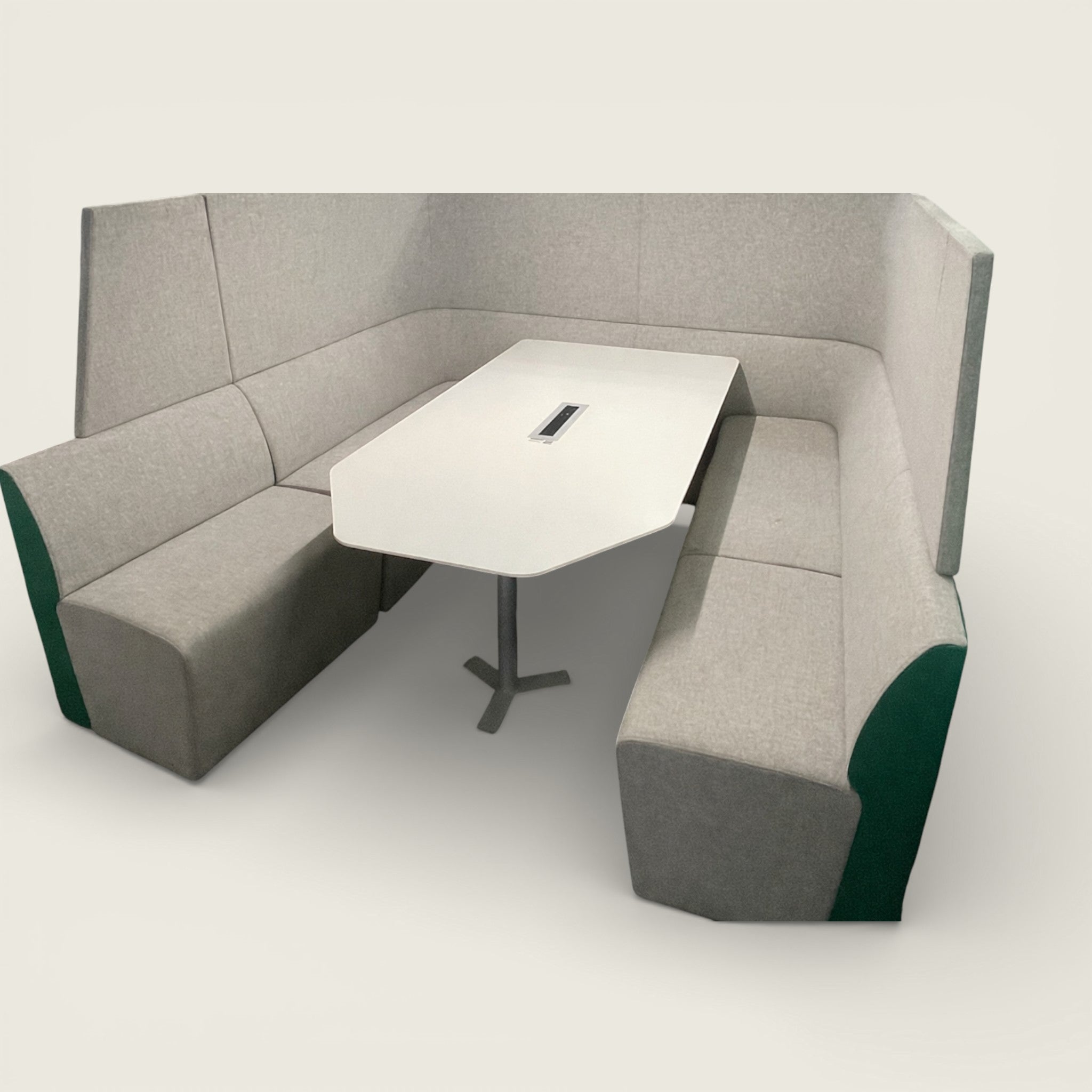 Orangebox: cabina con asiento con respaldo alto en gris claro y verde lejos del escritorio (AFTD) - Reacondicionada
