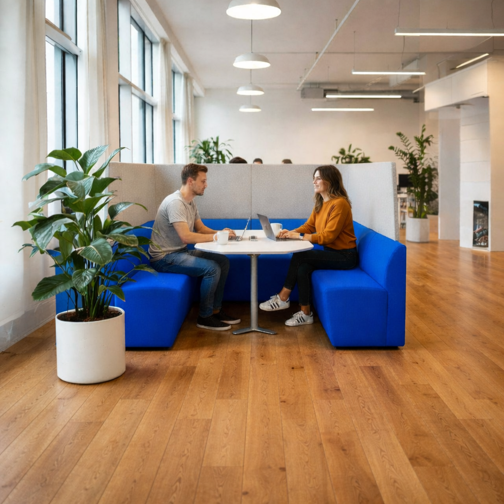 Orangebox: cabina cerrada con respaldo alto en gris claro y azul brillante lejos del escritorio (AFTD) - Reacondicionada