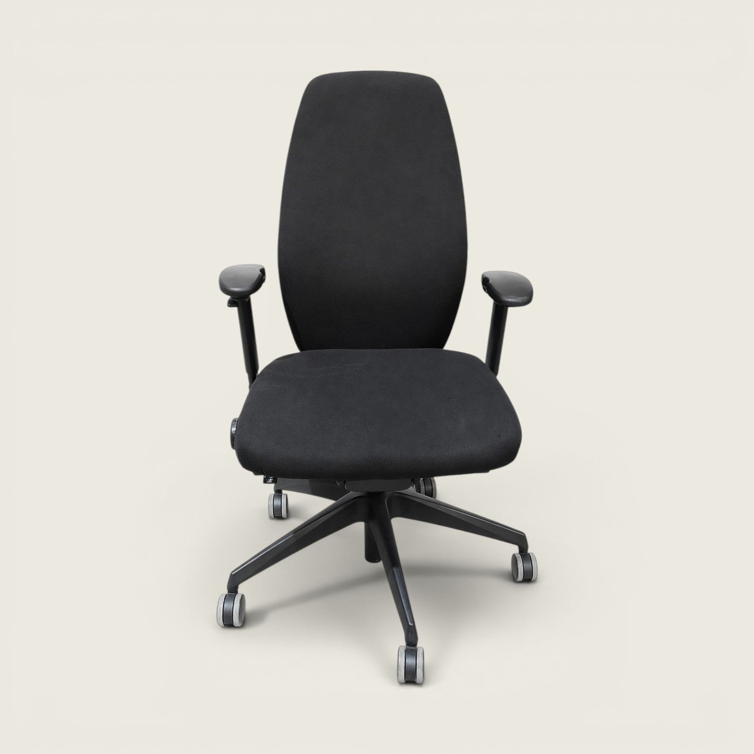 Posturite: Silla Operativa en Negro - Reacondicionado - Sillas de Oficina