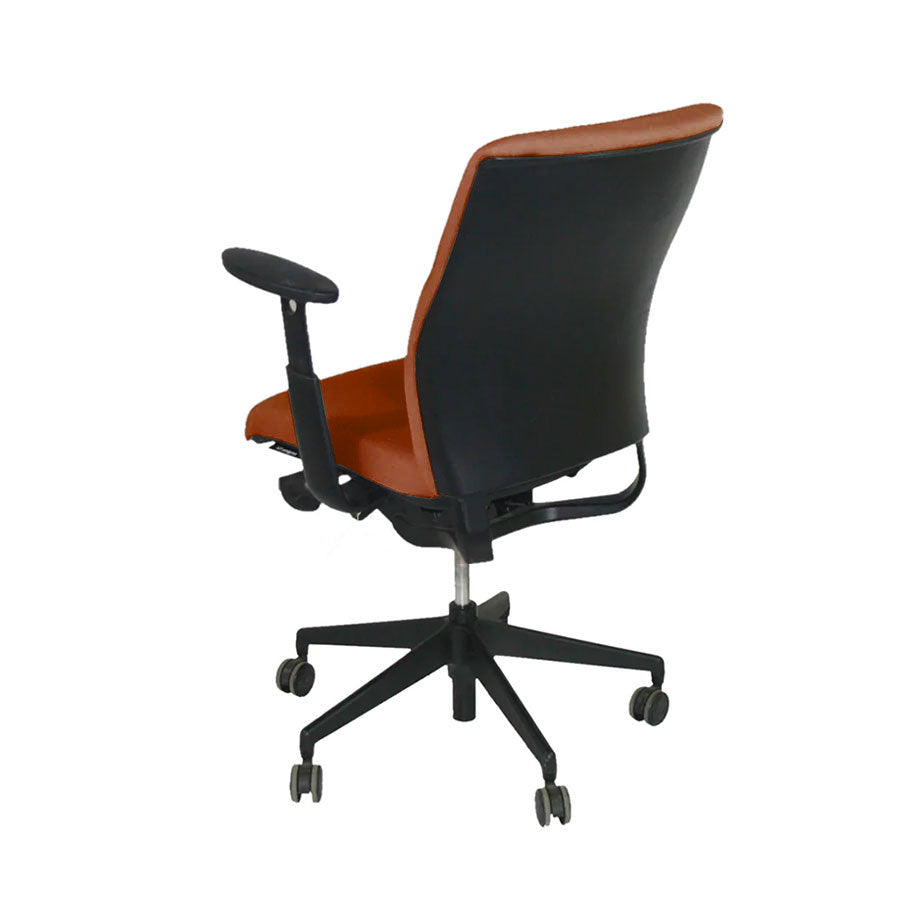 Senator: Silla de oficina Enigma S21 con estructura negra en cuero color canela - Reacondicionada