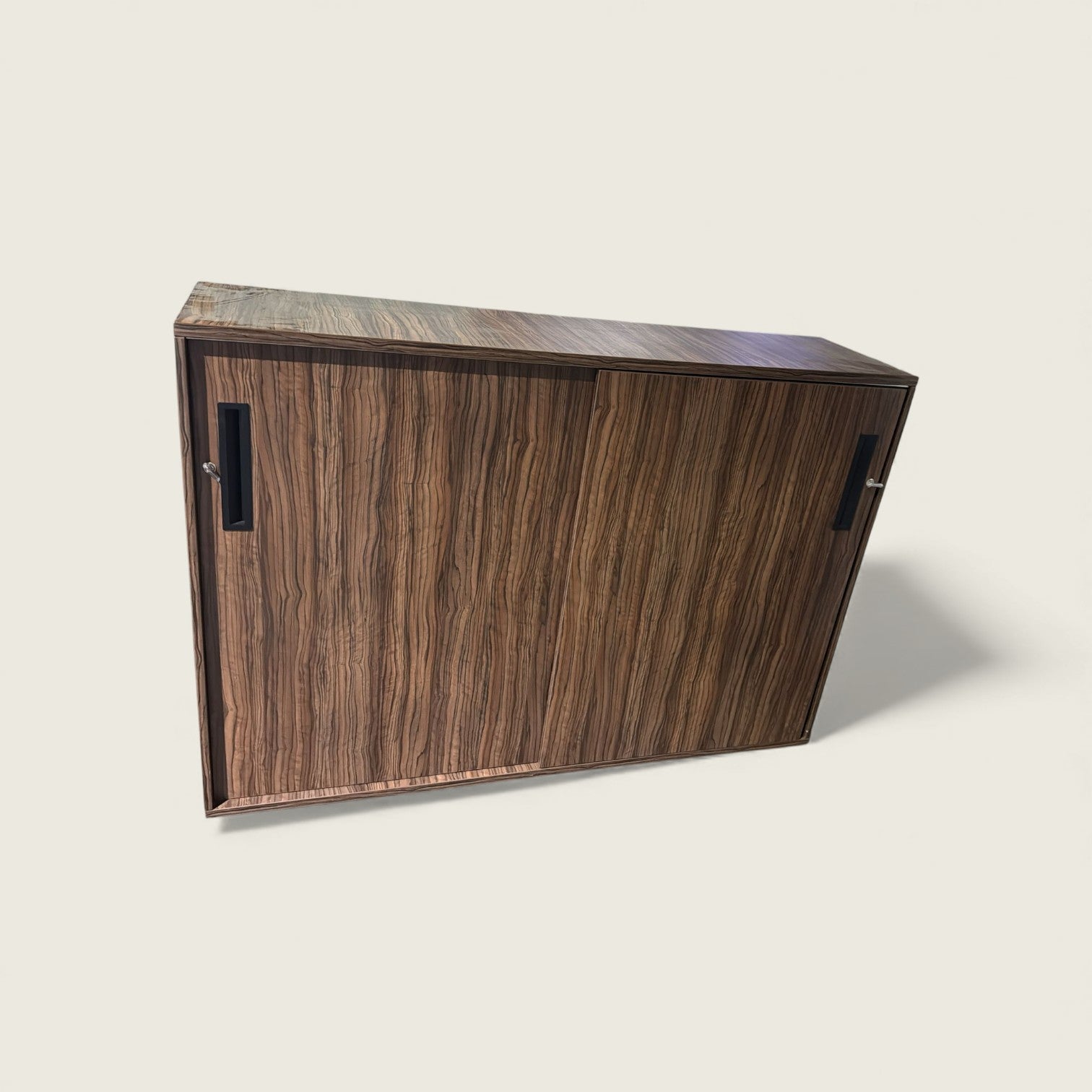 <tc>Senator</tc>: Credenza Marrón Oscuro - Reacondicionado
