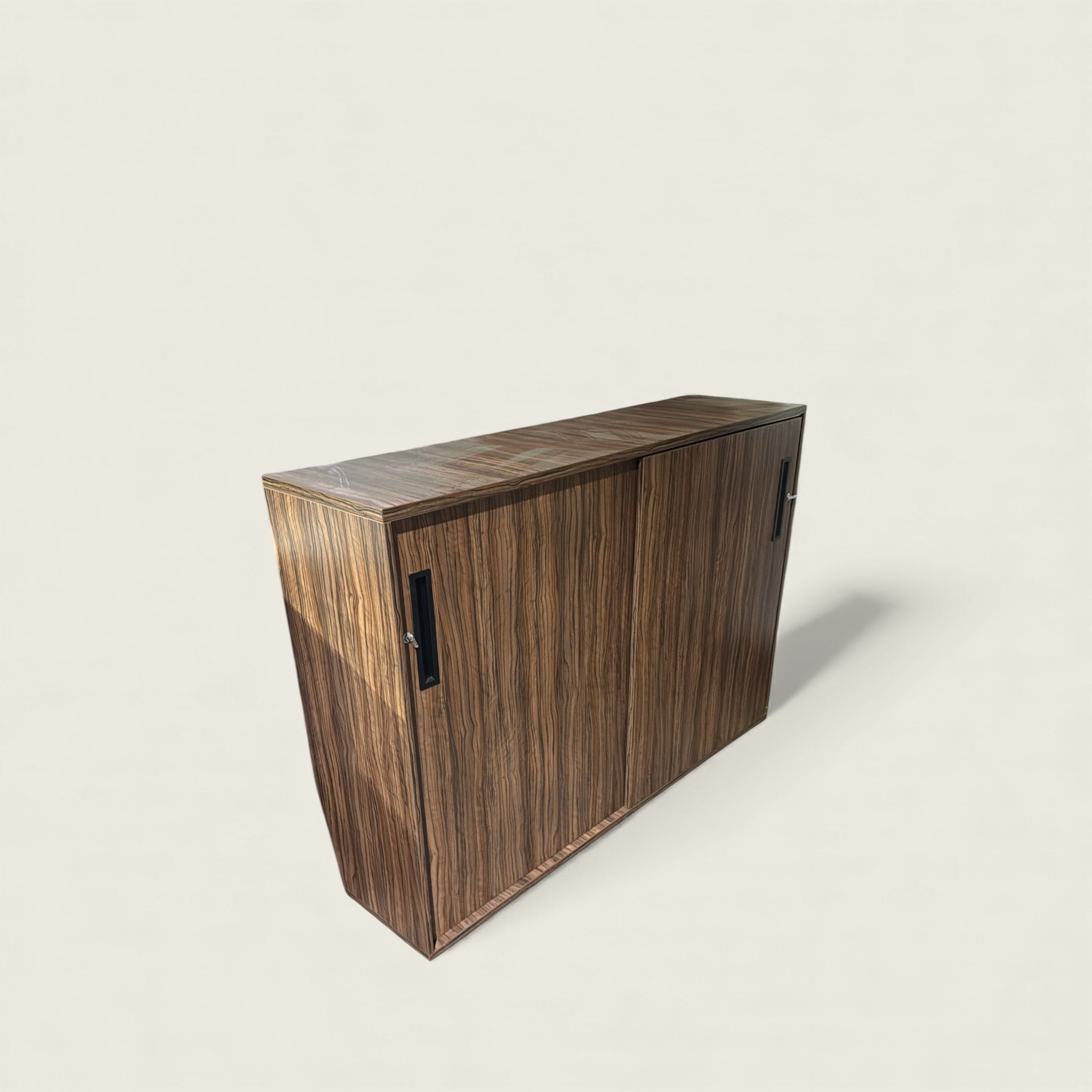 <tc>Senator</tc>: Credenza Marrón Oscuro - Reacondicionado