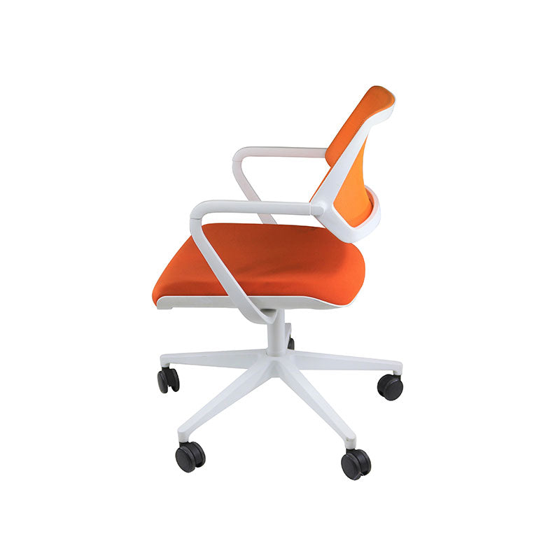Steelcase: QiVi - Silla para reuniones con respaldo de malla en tela naranja - Reacondicionado