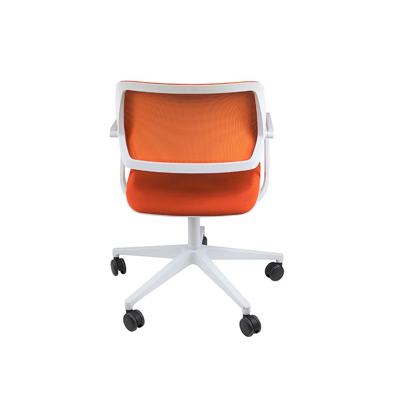 Steelcase: QiVi - Silla para reuniones con respaldo de malla en tela naranja - Reacondicionado