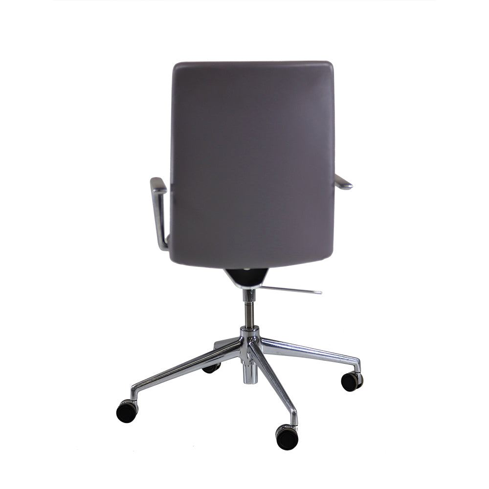 Brunner: Silla de reuniones Finasoft con respaldo medio en cuero gris - Reacondicionado