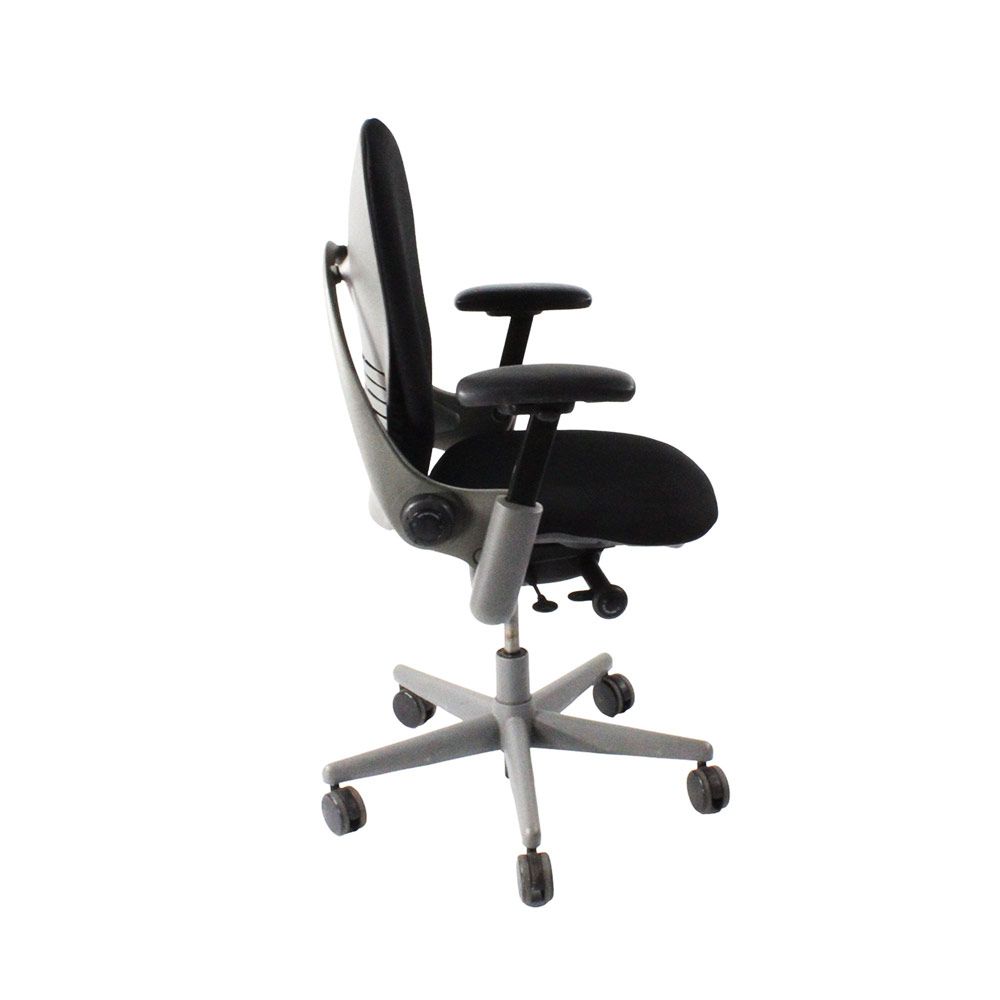 Steelcase: Silla de oficina Leap V1 - Estructura gris/cuero negro - Reacondicionada