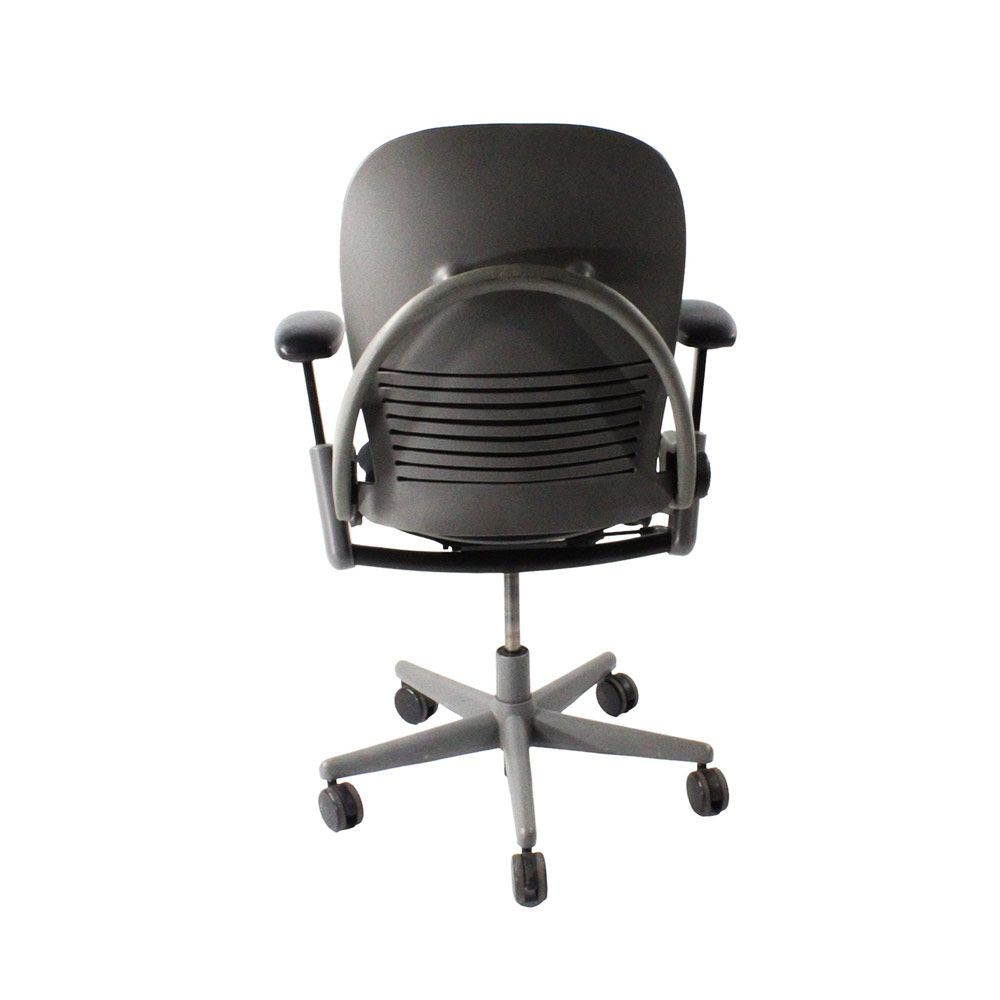 Steelcase: Silla de oficina Leap V1 - Estructura gris/cuero negro - Reacondicionada