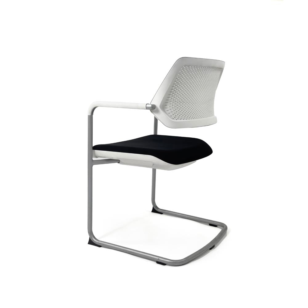 <tc>Steelcase</tc>: Qivi - Silla de reunión con base de trineo - Reacondicionada